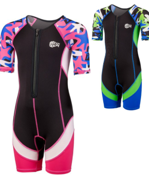 To Aquasphere Stingray våddragter til børn: en i pink/sort med flerfarvede camo-ærmer og en i marineblå/sort med blå, grønne, hvide og flerfarvede camo-ærmer. Begge er kortærmede med lynlås foran.