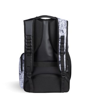 Arena One Go Backpack 45L AO (Scratched) er vist bagfra med polstrede skulderstropper, sidelommer, et åndbart polstret rygpanel og en overdel med et hvidt marmoreret mønster.