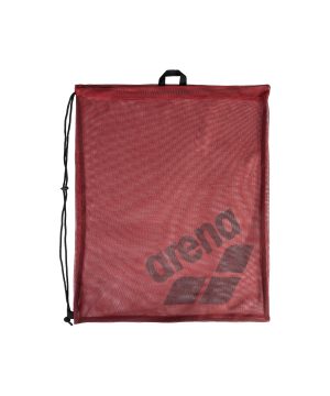 Arena One Go Mesh Bag (Crimson) er en rød mesh-taske med sort kant, et sort håndtag øverst og "arena" plus logoet trykt i sort i nederste højre hjørne.