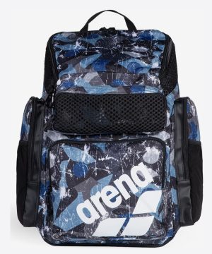 Arena One Go Backpack 45L AO (Scratched) har et blåt og sort abstrakt mønster, netlommer og en fed hvid "arena"-bogstav på forsiden.