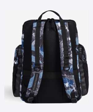 Arena One Go Backpack 45L AO (Scratched) har et blåt, hvidt og sort abstrakt mønster, polstret netryg, to justerbare skulderstropper og sidelommer; vist bagfra på en almindelig lys baggrund.
