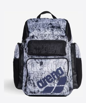 Arena One Go Backpack 45L AO (Lacquer) har et sort og hvidt marmormønster, sorte netlommer, sidelommer og "arena" med fede blå bogstaver på forlommen.