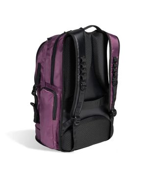 Arena All Set Backpack 45L (Plum) er vist stående på en hvid baggrund med polstrede skulderstropper, et netrygpanel og flere rum med lynlås i lilla og sort.