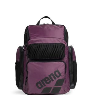 Arena One Go Backpack 45L (Plum) har sort mesh og lynlåsdetaljer, arena-logoet på den nederste forlomme, sidelommer og et håndtag øverst. Den er vist mod en almindelig hvid baggrund.