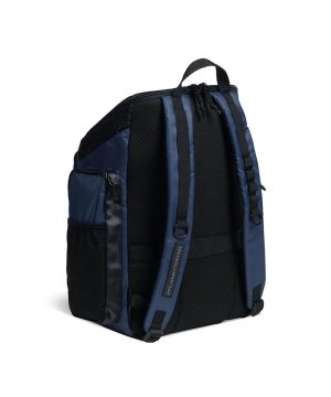 Arena One Go Backpack 45L (Navy) er vist bagfra og fremhæver de justerbare, polstrede skulderstropper, håndtaget på toppen, den polstrede netryg og de praktiske sidelommer.
