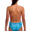 En kvinde ses bagfra iført Funkita Birdie Bird - Single Strap badedragt til piger med blåt og pink mønster, orange stropper, åben ryg og 