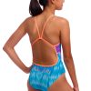 En kvinde står med ryggen til kameraet iført Funkita Birdie Bird - Single Strap badedragt med blåt og hvidt mønster, orange racerback-strop og 