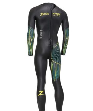Et billede bagfra af Zoggs Hyper Ultra FS – herrewetsuit i sort med grønne og gule striber samt Zoggs- og Nyflex Ultra-logoer på ryggen og en lynlås midt på ryggen.