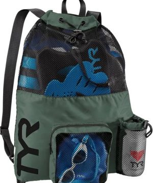 Svømmenet, TYR Big Mesh Mummy Bag 40L, olivengrøn med frontlomme og sidelomme til drikkedunk, indeholder svømmeudstyr såsom svømmebræt, snorkel og svømmebriller.